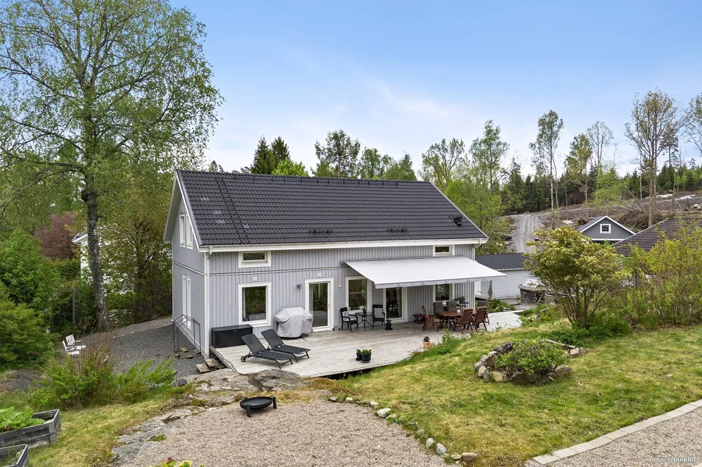 6-toaline maja asukohas Lerums kommun