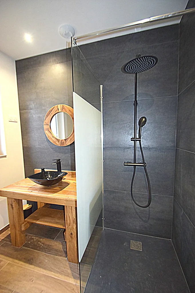 Salles de bain - Maison Luxueuse avec Piscine Intérieure à Labaroche