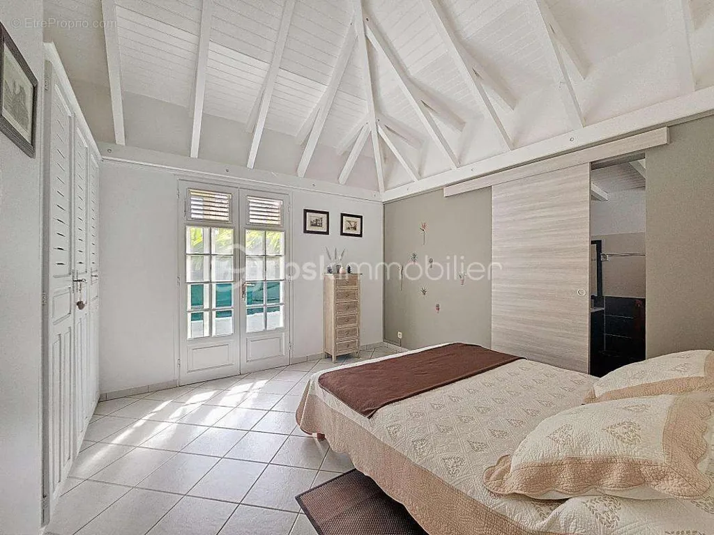 Chambres - Villa avec Piscine et Garage dans Secteur Recherché