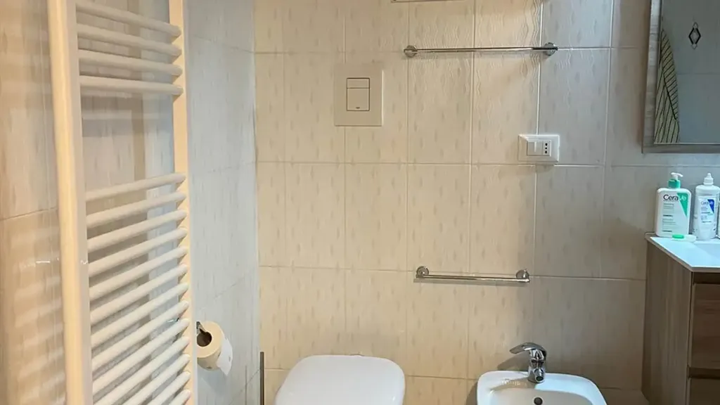 Salles de bain - Rear-Facing Apartment with Terrace in Cosenza
