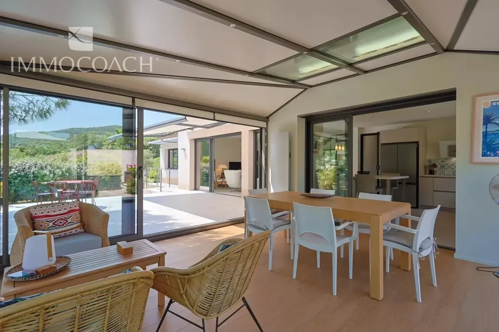 Terrasse - Villa Récemment Construite avec Piscine à Hyères