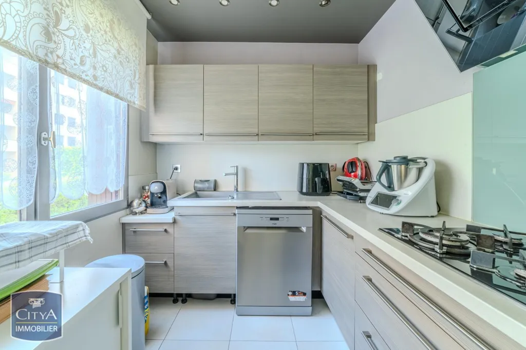 Köök - Fully Renovated Flat with Parking in Roanne Centre