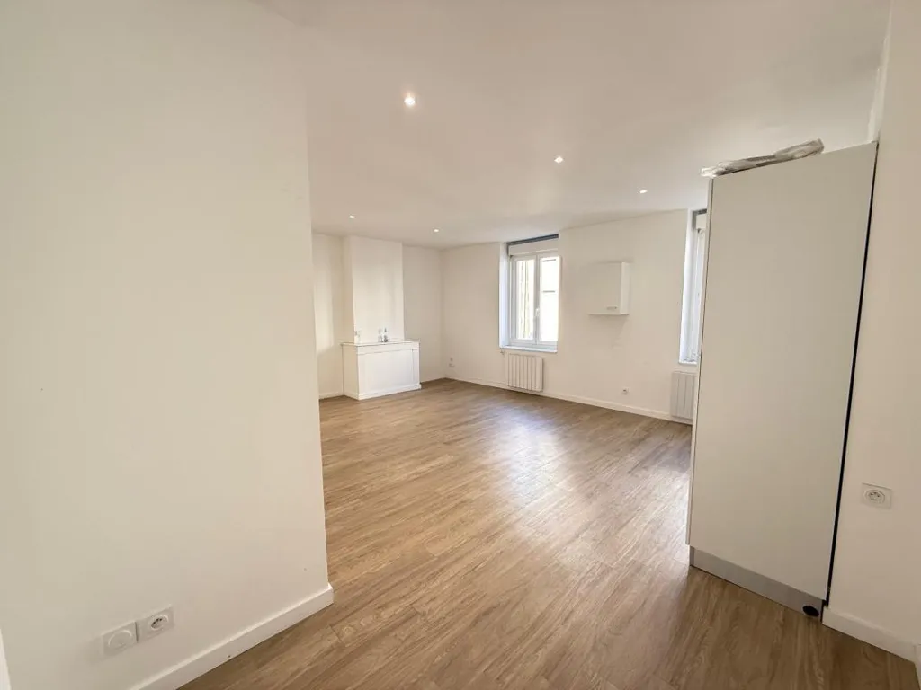 Rooms - Fully Renovated 2-Bed Flat in Soleil District