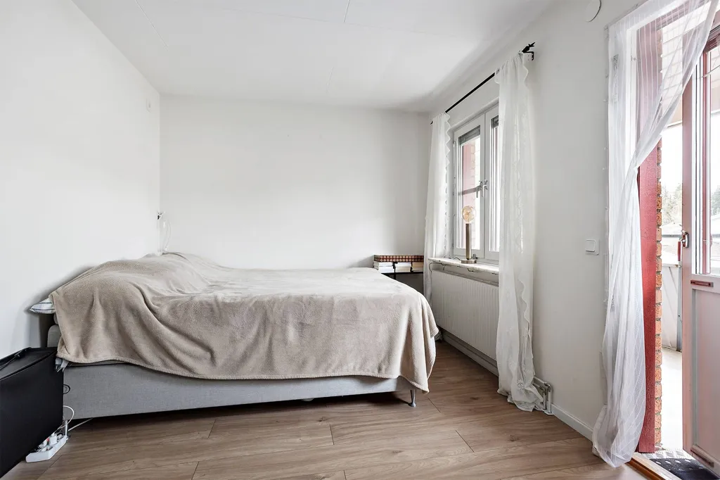 Magamistoad - Renovated Apartment with West-Facing Balcony in Järfälla