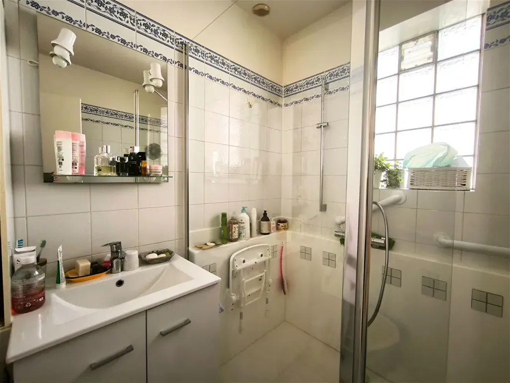 Salles de bain - Maison familiale avec bureau à Vouvray