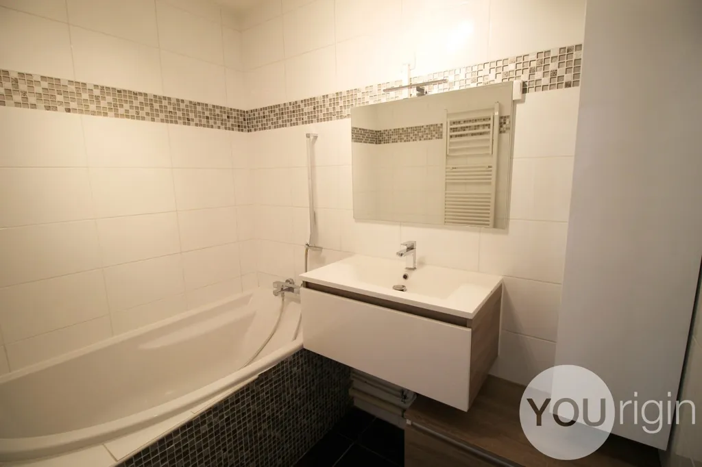 Bathrooms - T3 Flat with Pool in Tassin-la-Demi-Lune
