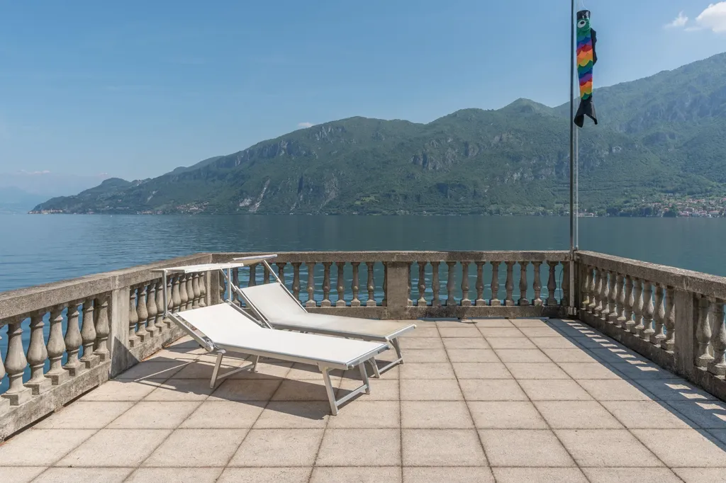 Terrasse - Lakefront Villa with Modern Design in Limonta