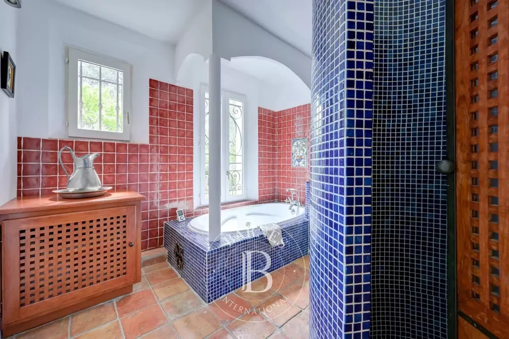 Bathrooms - Bastide with Panoramic View in Aix-en-Provence