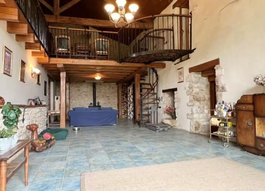 Elutuba - Spacious House with Large Garden in Cellefrouin