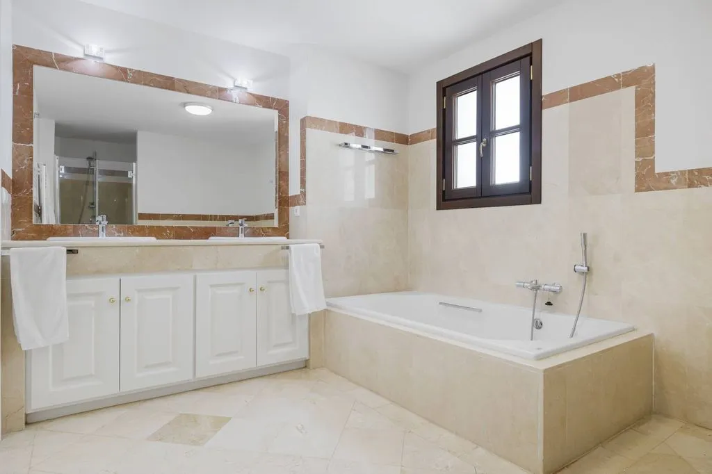 Salles de bain - Luxury Townhouse with Pool in Benahavís