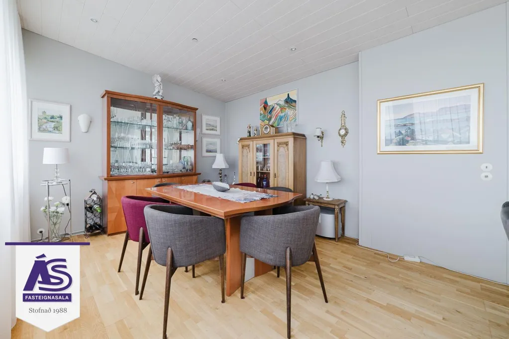 Sala da pranzo - House with Garden and Pool in Hafnarfjörður