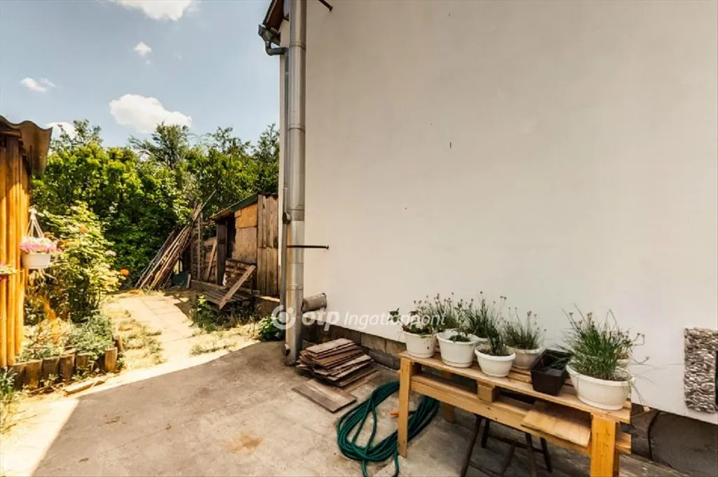 Jardin - Three-Storey House with Large Plot in Sóskút