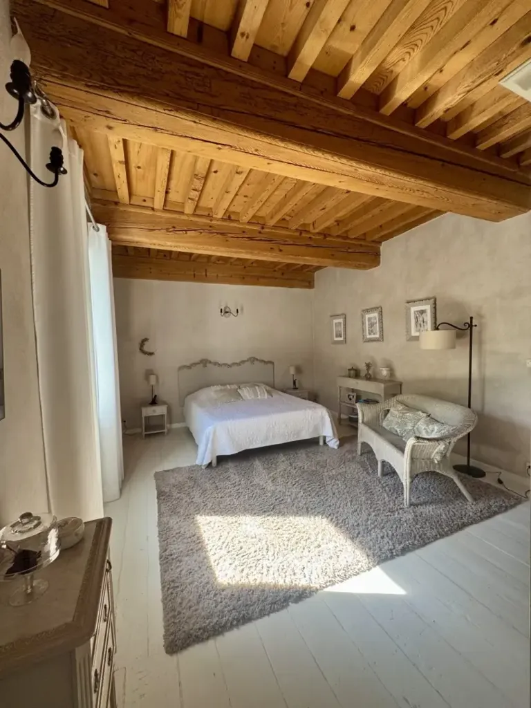 Chambres - Maison historique avec grand terrain à Montanay