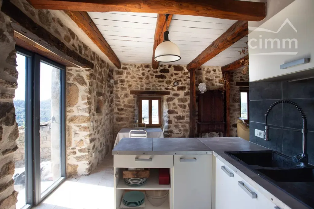 Cuisine - Maison en pierre avec vue panoramique à Saint-Andéol-de-Vals
