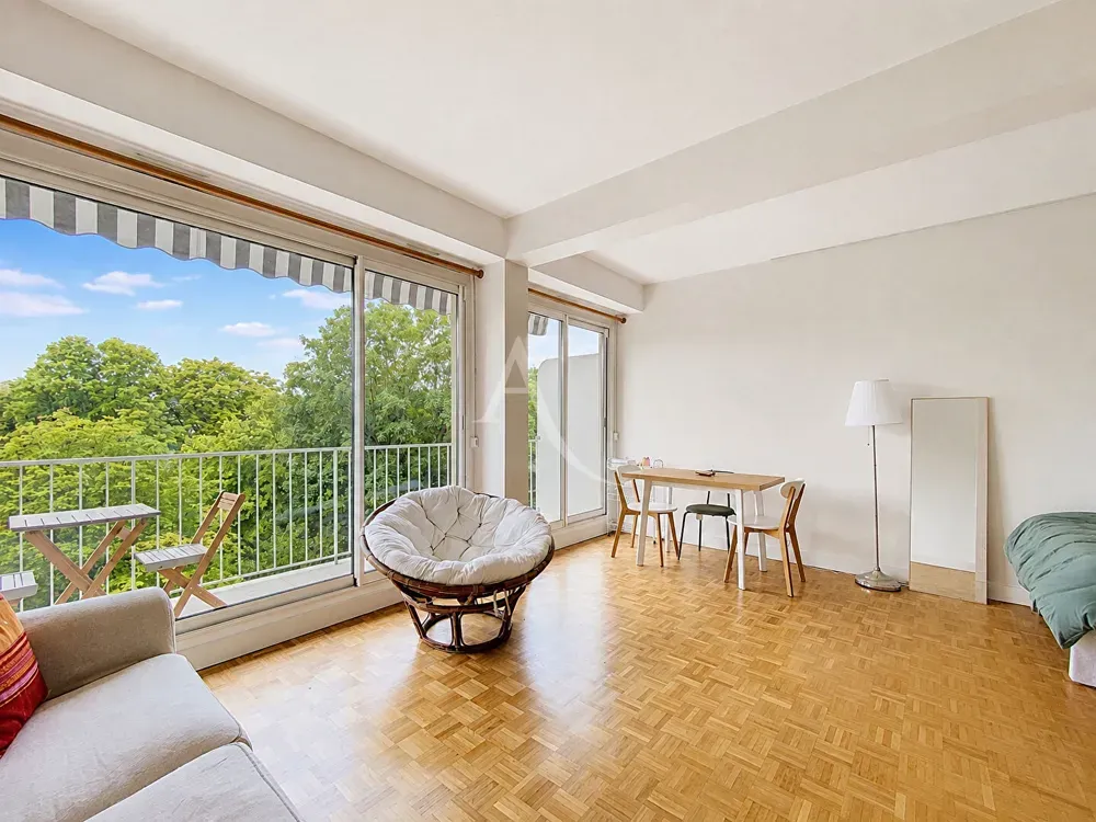 Séjour - Studio Meublé avec Balcon à Saint-Germain-en-Laye