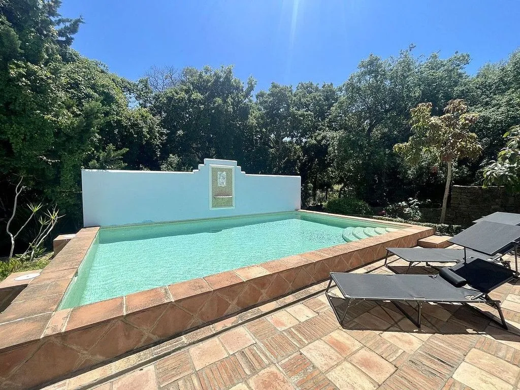 Piscine - Beachside Villa with Woodland Access in Sotogrande