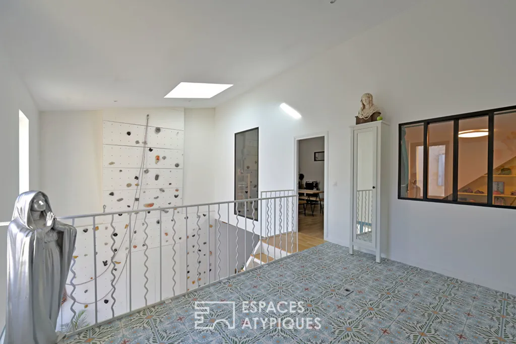 Esik - Renovated Village House with Artistic Features in Codognan