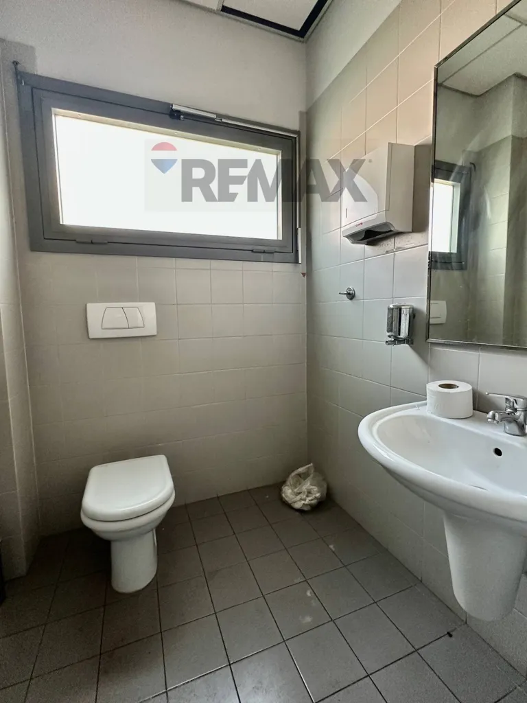 Vannitoad - Commercial Space with 3 Vitrines in Riccione