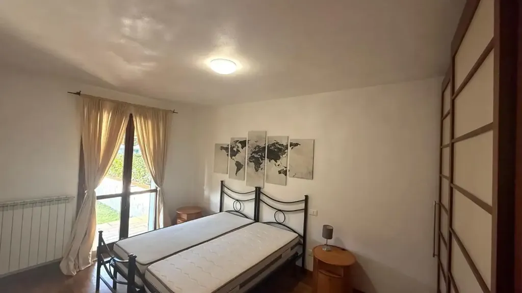 Chambres - Ground Floor Apartment with Private Garden in Luni