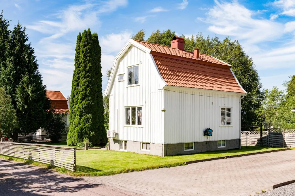 Välivaade - 1930s Villa with Rental Unit in Bohus
