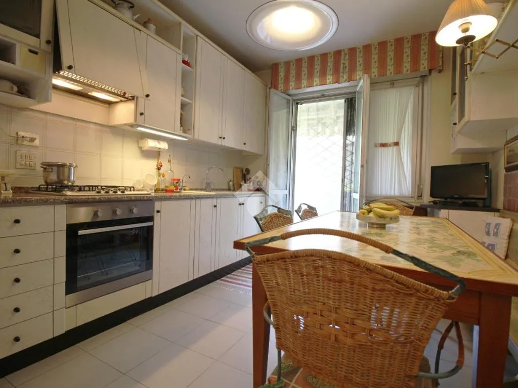 Cuisine - 4-Bedroom Apartment with Private Garden in Prato