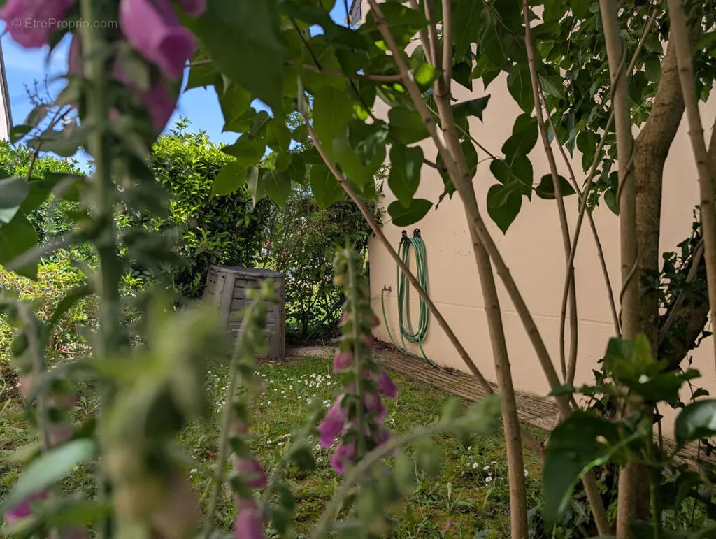 Aed - House with Garden in Meucon Centre