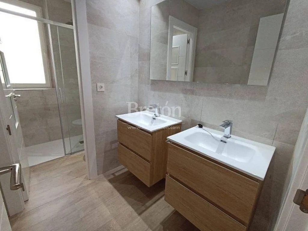 Bathrooms - Modernised Flat with Balcony near University