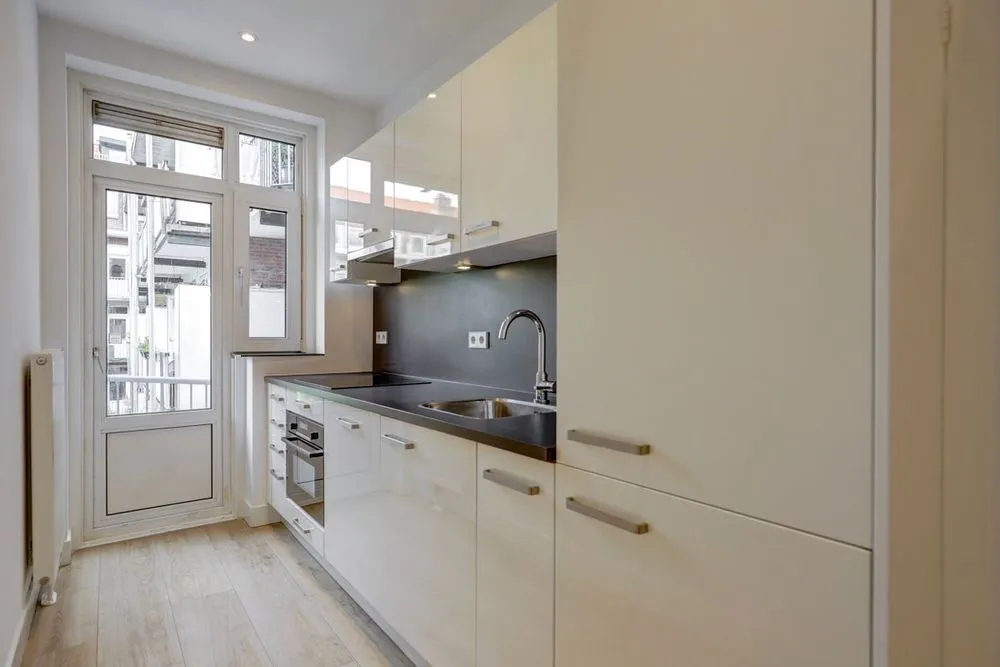 Cuisine - 3-Bedroom Apartment with Balcony in Amsterdam