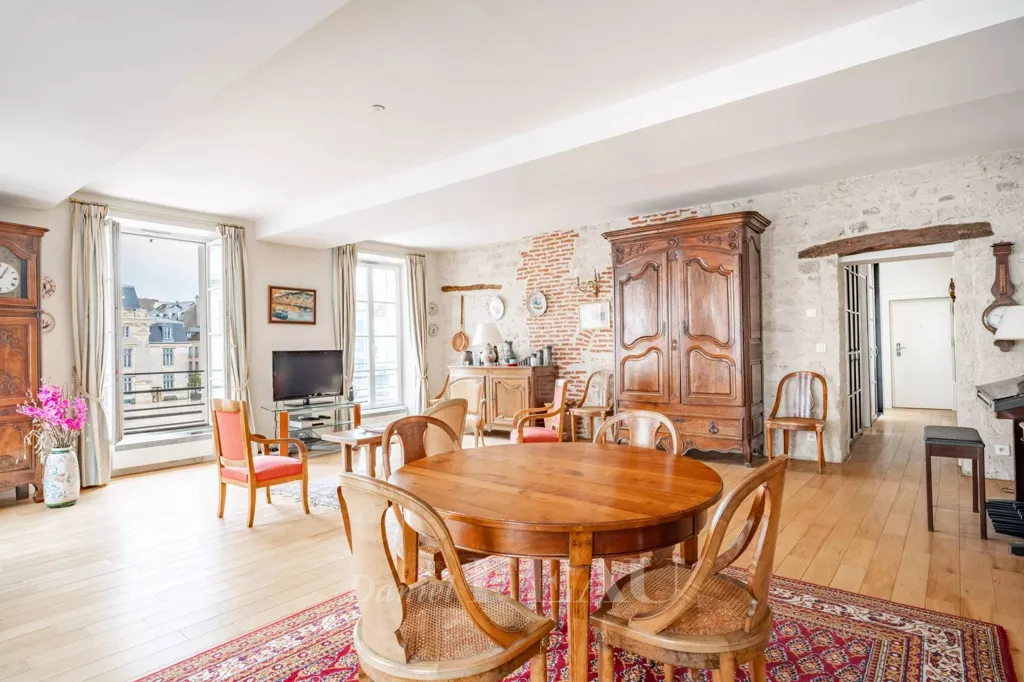 Salle à manger - Appartement Charmant avec Ascenseur à Saint-Germain-en-Laye