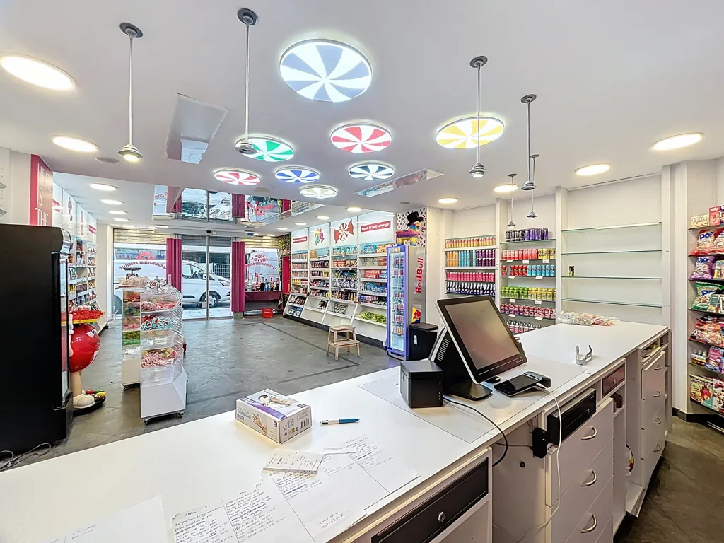 Pièces - Local Commercial avec Vitrine dans le Centre de Bruxelles
