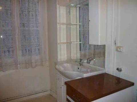 Salles de bain - Studio Meublé avec Interphone à Laval