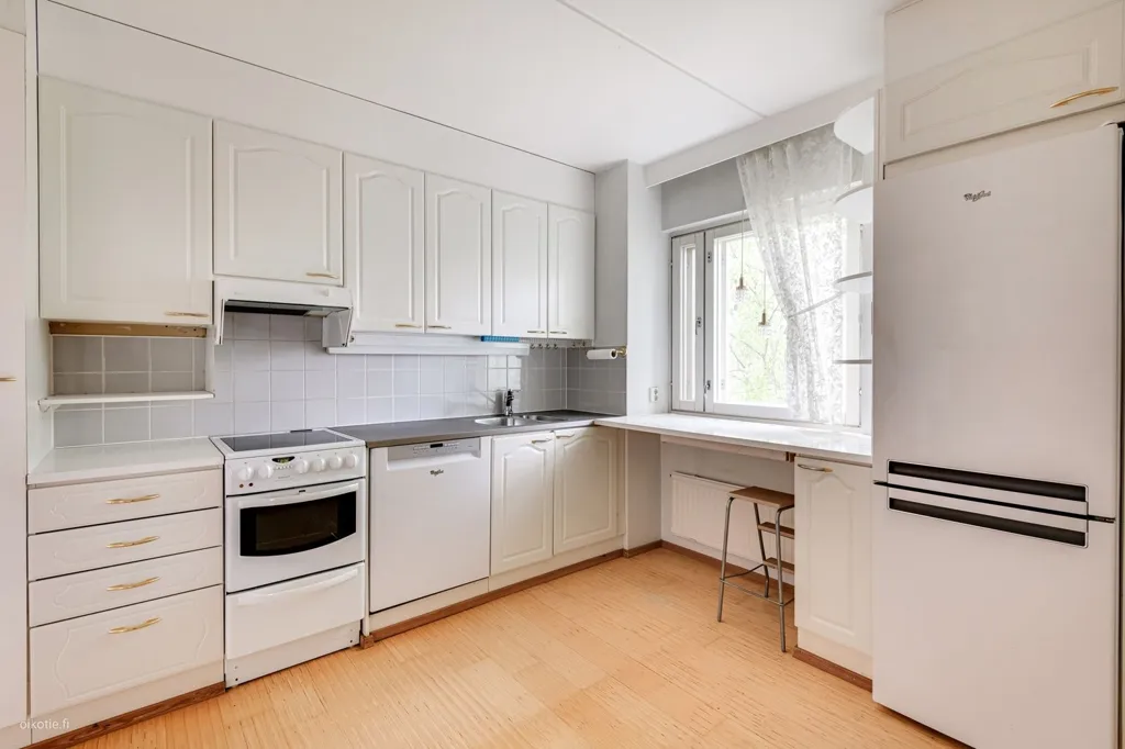 Köök - Apartment with Enclosed Balcony in Myyrmäki