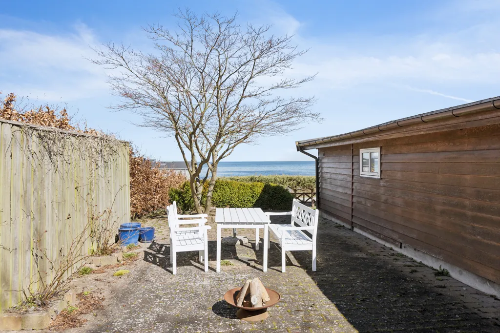 Terrasse - Holiday Home with Private Beach in Køge