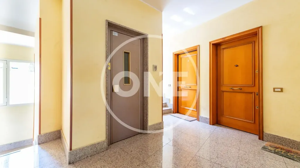 Entrée - Three-Bedroom Apartment with Balcony in Rome