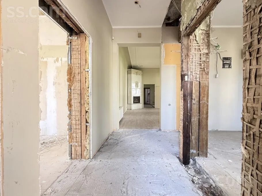 Esik - 6-Bedroom Apartment with Private Parking in Riga Centre