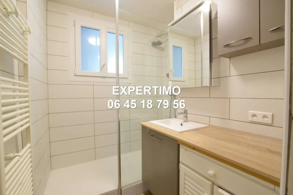 Salles de bain - Appartement Rénové avec Balcon et Vue Montagnes à Voiron