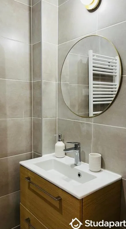 Salles de bain - Chambre en Colocation avec Salle d'Eau Privative, Quartier Anglais