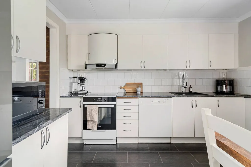 Cuisine - Renovated Apartment with West-Facing Balcony in Hea