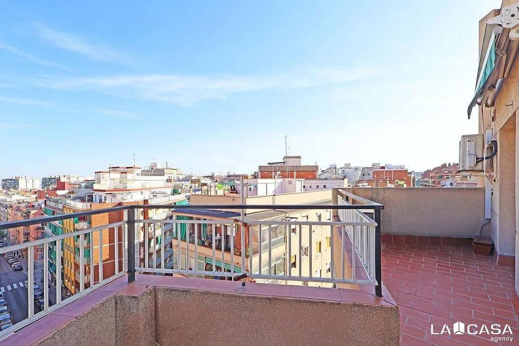 Balcone - Attic Flat with Balcony in Esplugues de Llobregat