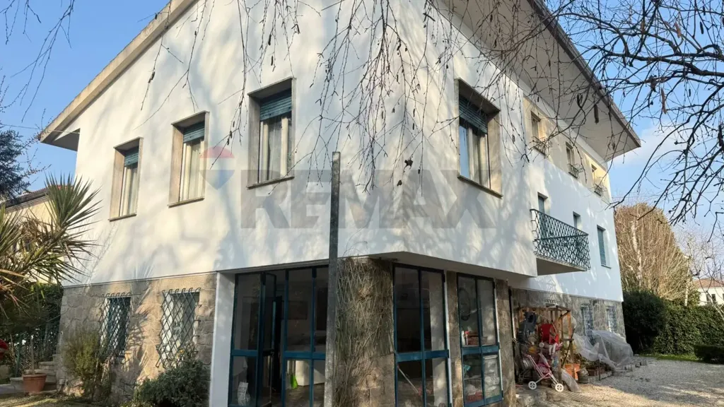 Exterior - Villa with 1,200m² Garden in Adria