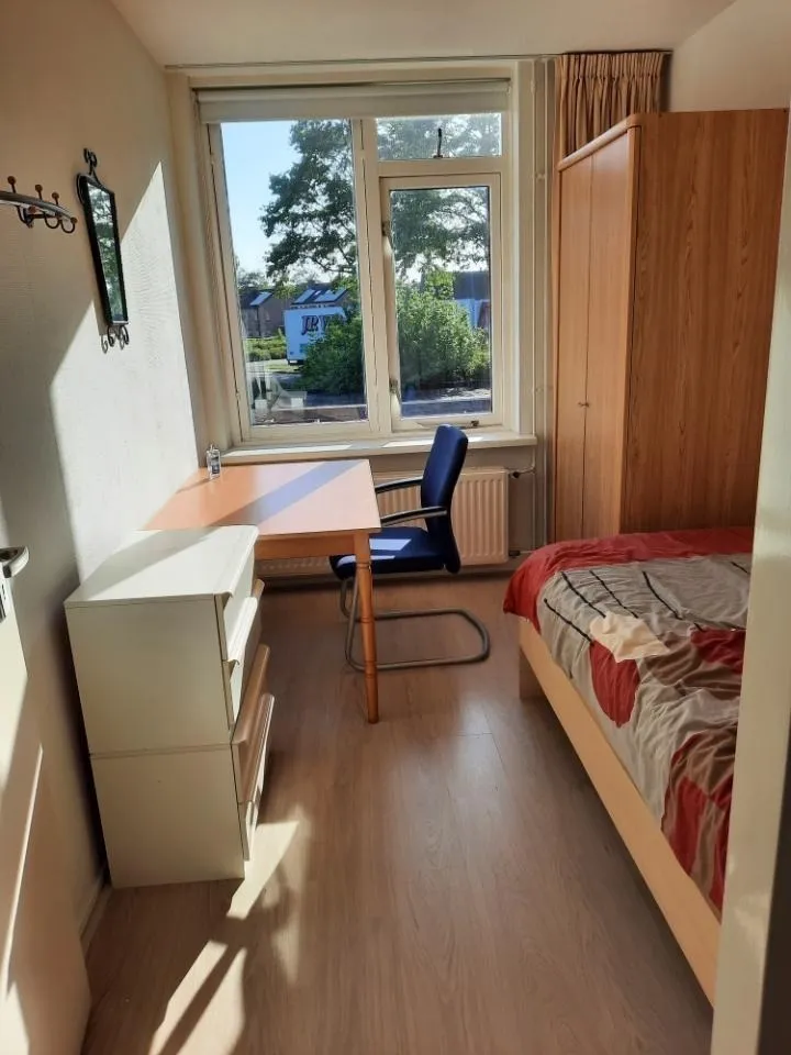 Chambres - Studio with Large Window in Urban Area