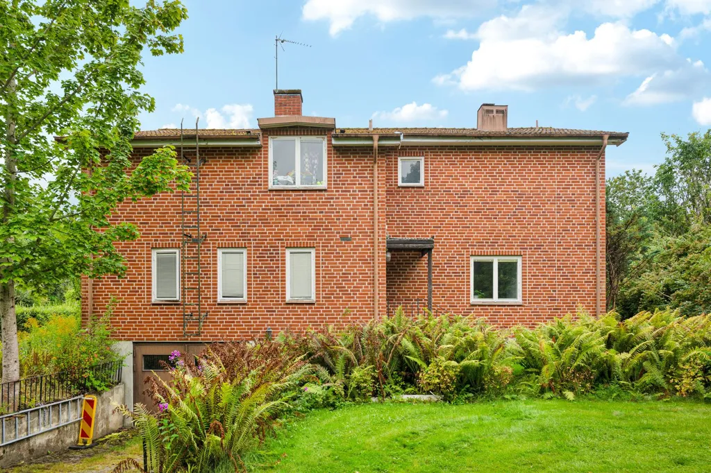Jardin - Multi-Unit Property with Parking in Herrljunga