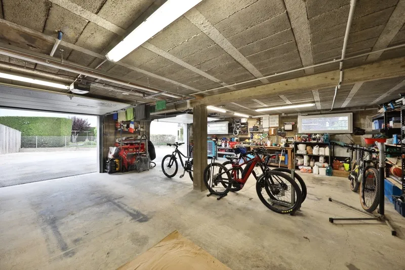 Garage - Villa Contemporaine avec Piscine à Saint-Ambreuil