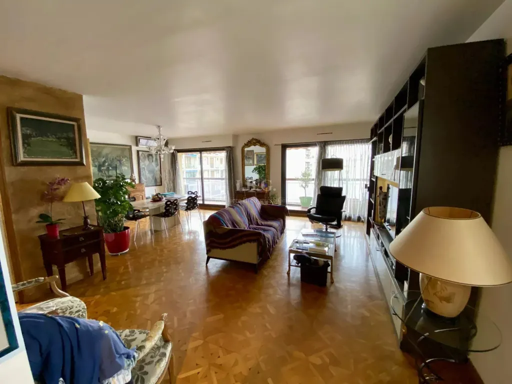 Living Room - Luxury Apartment with City View in Marseille