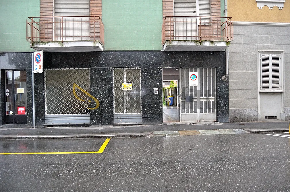 Välivaade - Commercial Space with Two Windows in Central Area