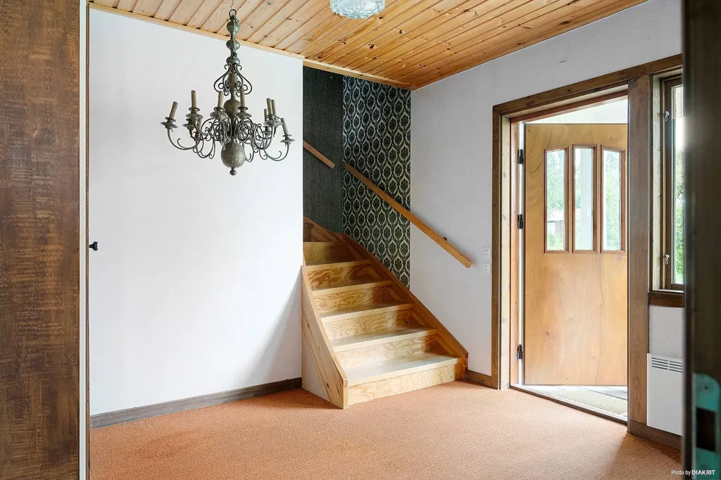 Pièces - Two-Storey Villa with Garden in Central Location