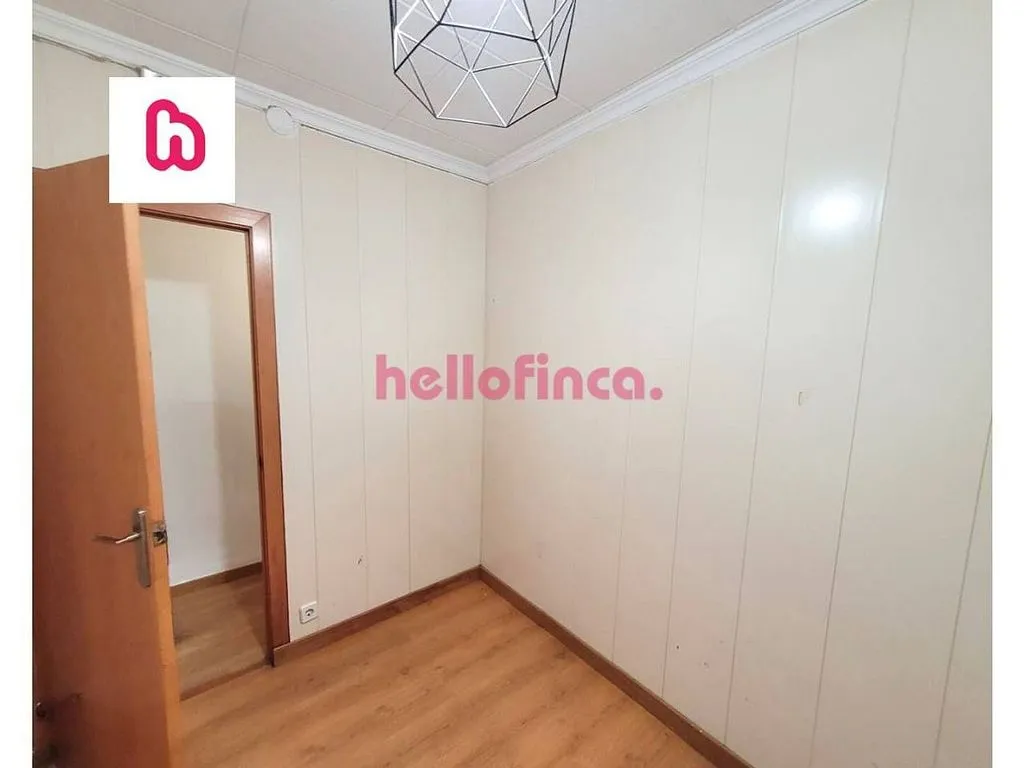 Toad - Ground Floor Flat with Terrace in Sant Jordi, Ripollet
