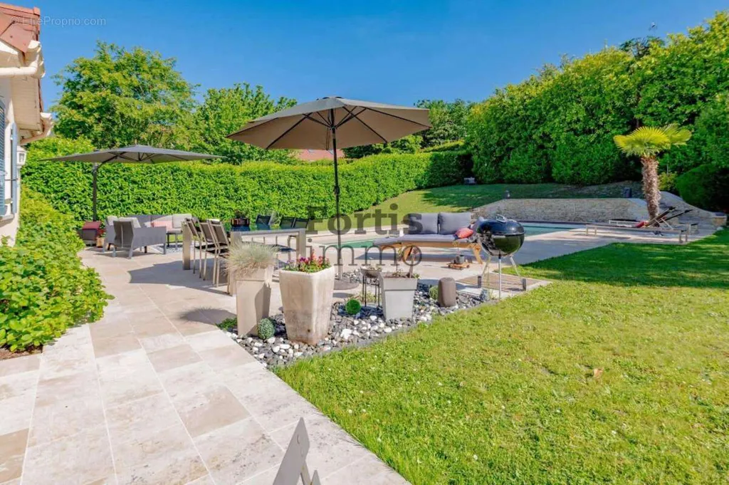 Jardin - Maison avec Piscine et Jardin à Etiolles