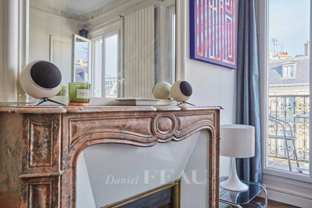 Elutuba - Sunlit Apartment with Balcony in Paris 8th