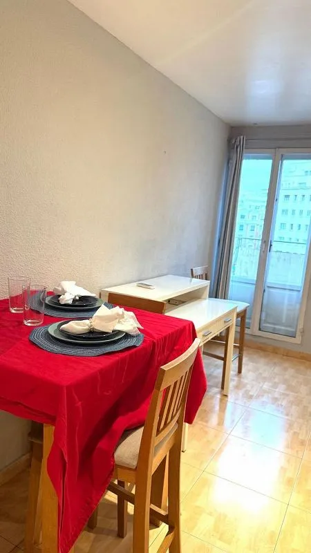 Söögituba - Furnished Studio with Balcony in Goya, Madrid